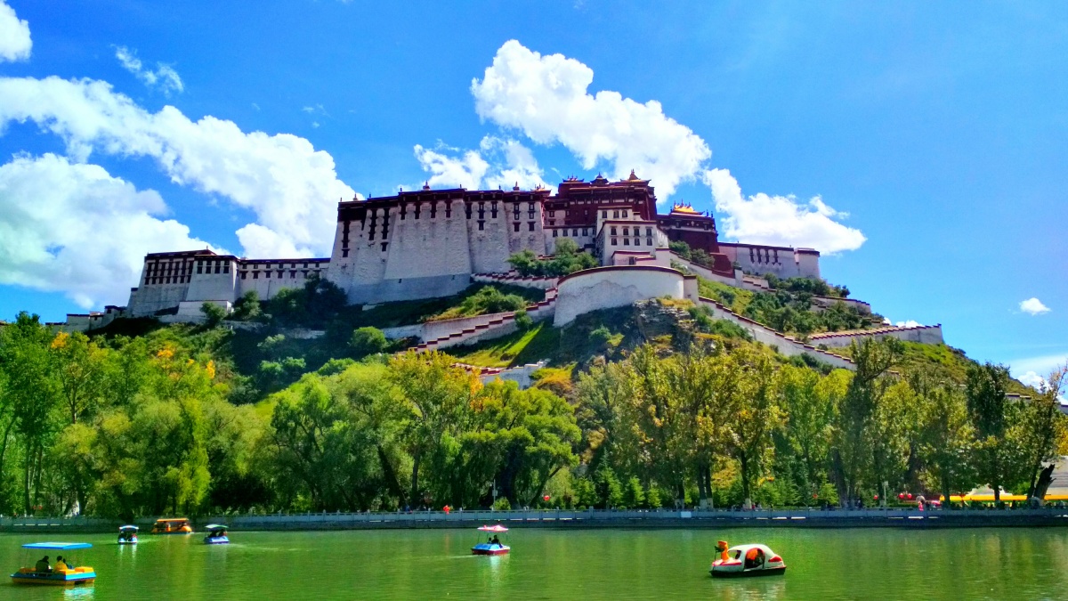布达拉宫背面的游船