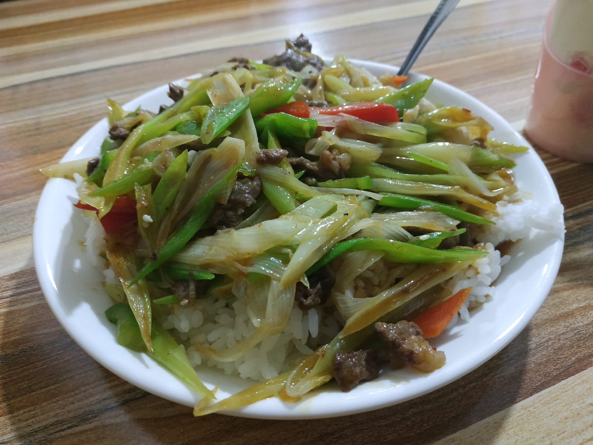 兰州拉面馆的葱爆牛肉盖饭
