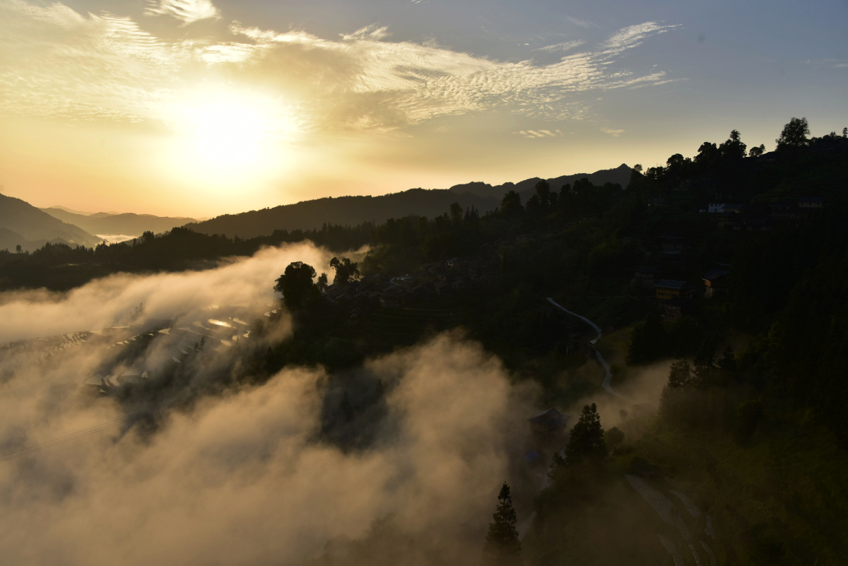 5月17日早晨,贵州省从江县加鸠镇加水梯田如梦幻般仙境.(吴德军摄)