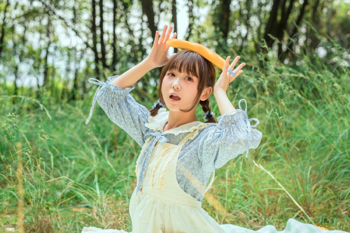 吃瓜少女抓腿在森林