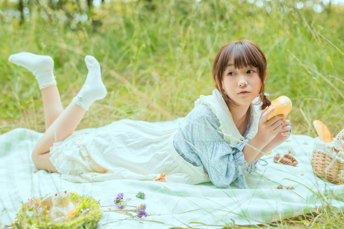 吃瓜少女抓腿在森林