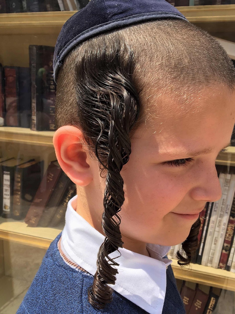 拿着圣经的以色列小男孩