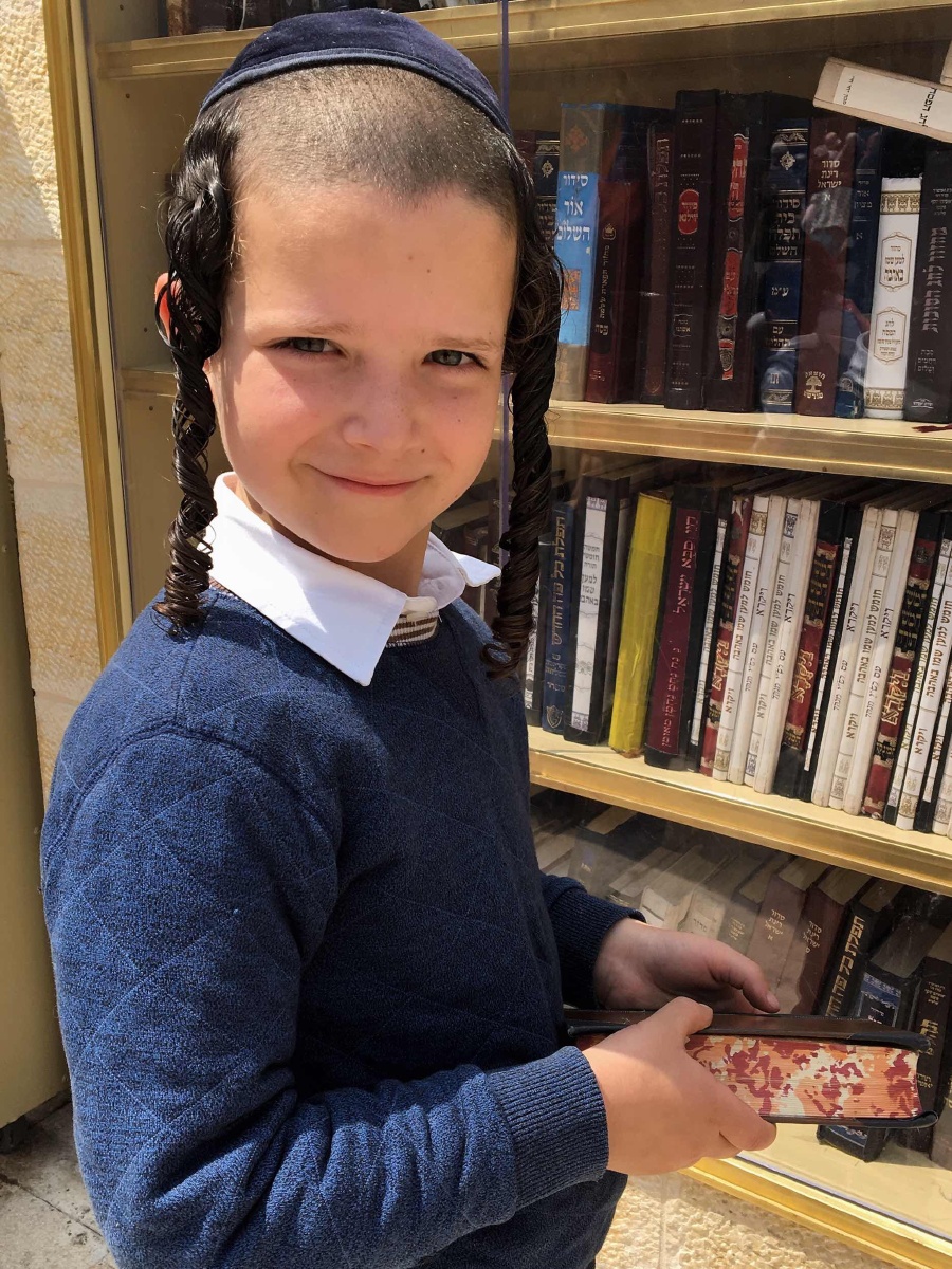 拿着圣经的以色列小男孩