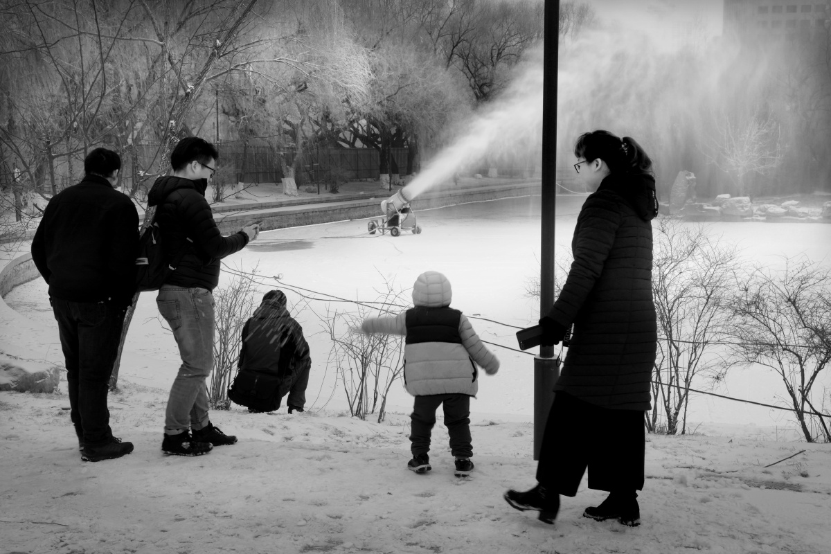 a28妈妈雪是这样下的呀--近些年中国东北部冬季的降雪逐年减少甚至没有,气候的改变正在影响着人们的生存健康生态,在公共场所公园等,只能依靠人工降雪来满足人们的愿塑,2018年1月摄于沈阳.JPG