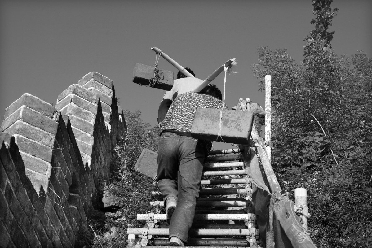 就上工.在上山的过程中,他们不同的形式将货物啊,背包扛到山顶.