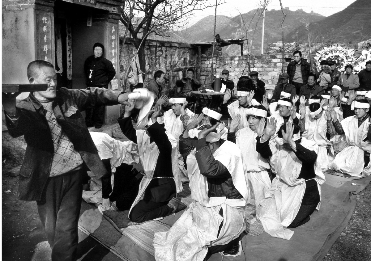 a18送故人--婚丧嫁娶是人世间的伦回与传承,是生命的繁衍与生息,人们在长期的人类生命传递中对生与息积累着对生命的尊重,并用能表达内心的仪式来展现情感的寄托,2010年摄于河北抚宁.jpg