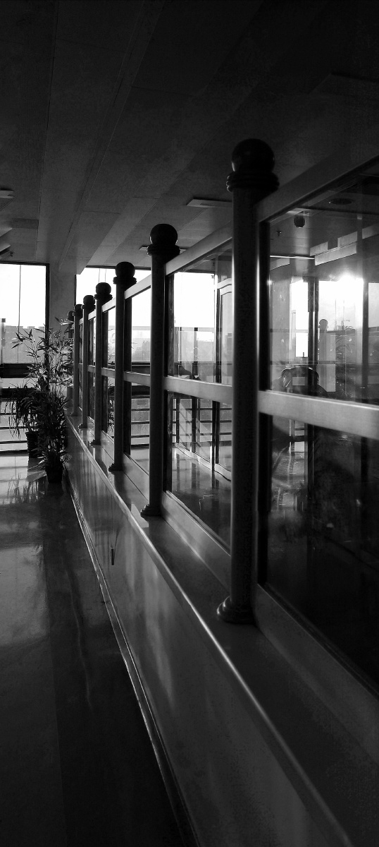 照片拍摄:医院走廊 br /> 手机:华为荣耀10 br /> 后期:指划修图