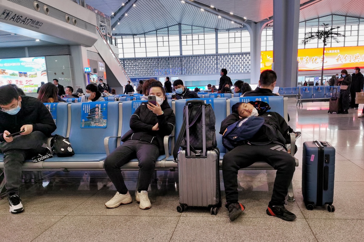 涌歌视界奔波劳累的旅行者25号早晨摄于太原南站