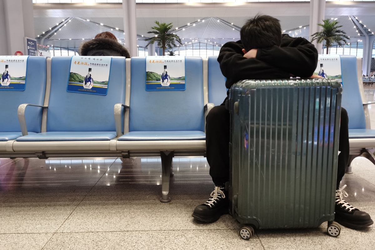 涌歌视界奔波劳累的旅行者25号早晨摄于太原南站