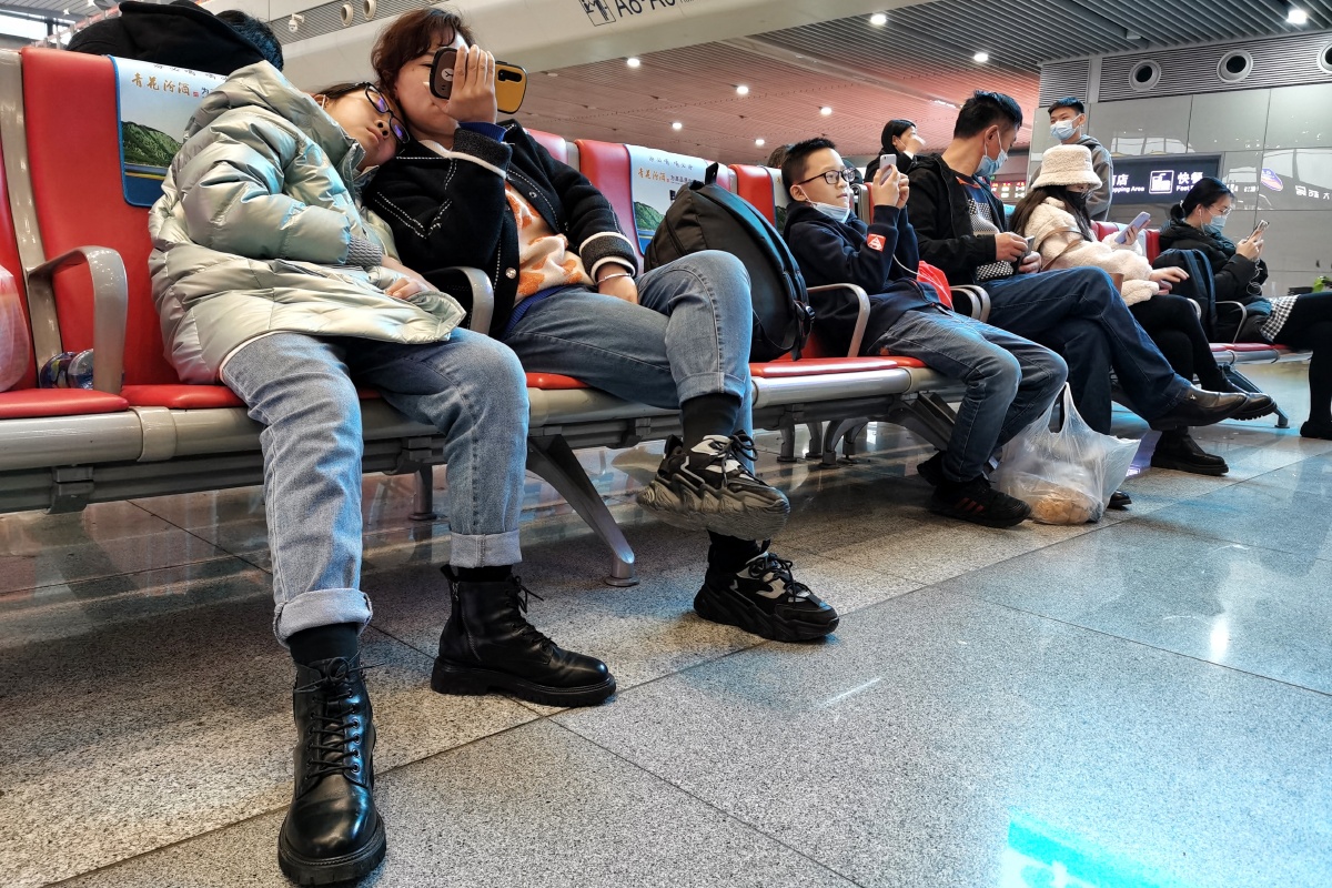 涌歌视界奔波劳累的旅行者25号早晨摄于太原南站