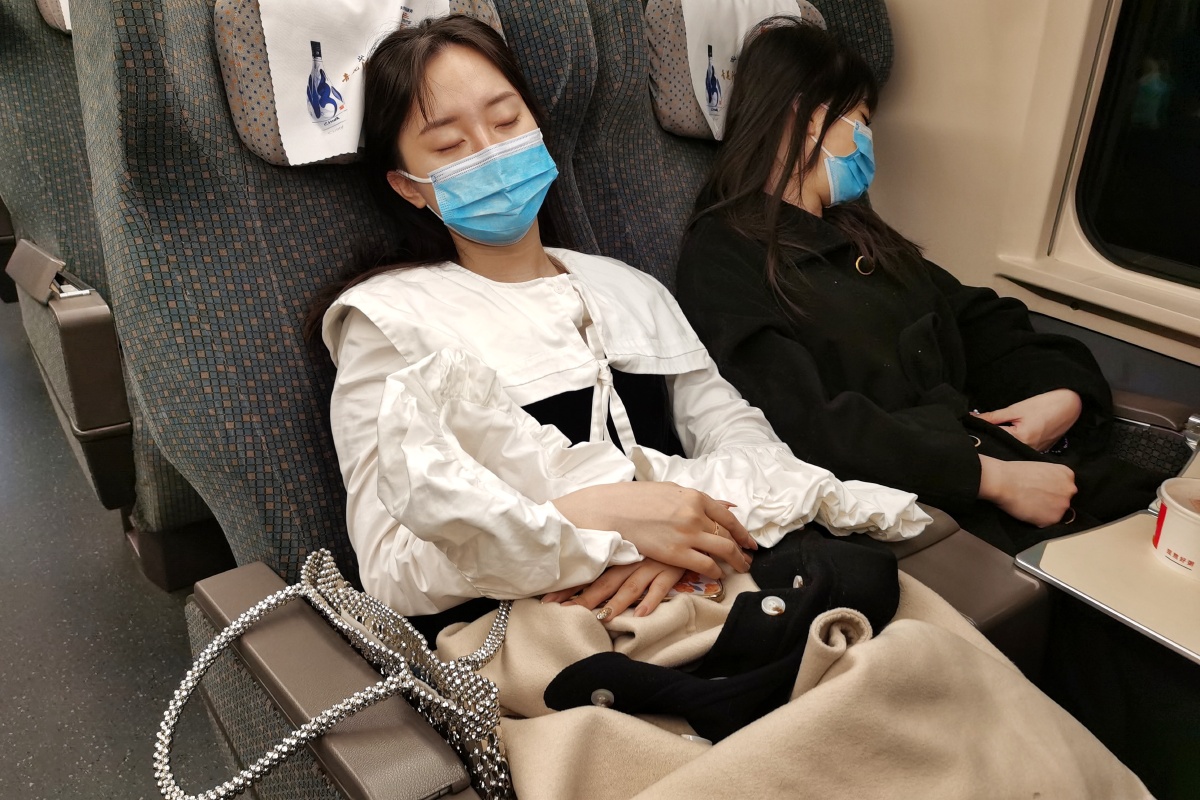 飞机高铁上的各种睡姿