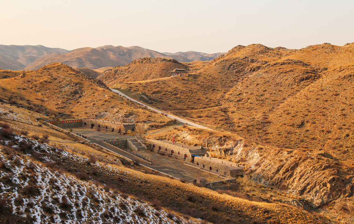 冬天里的固阳秦长城