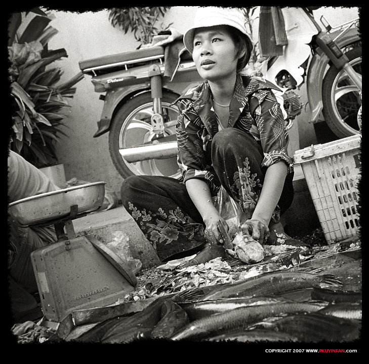 卖鱼女 br /> 这是另外一张我最满意的照片,低机位不取景不对焦,盲拍