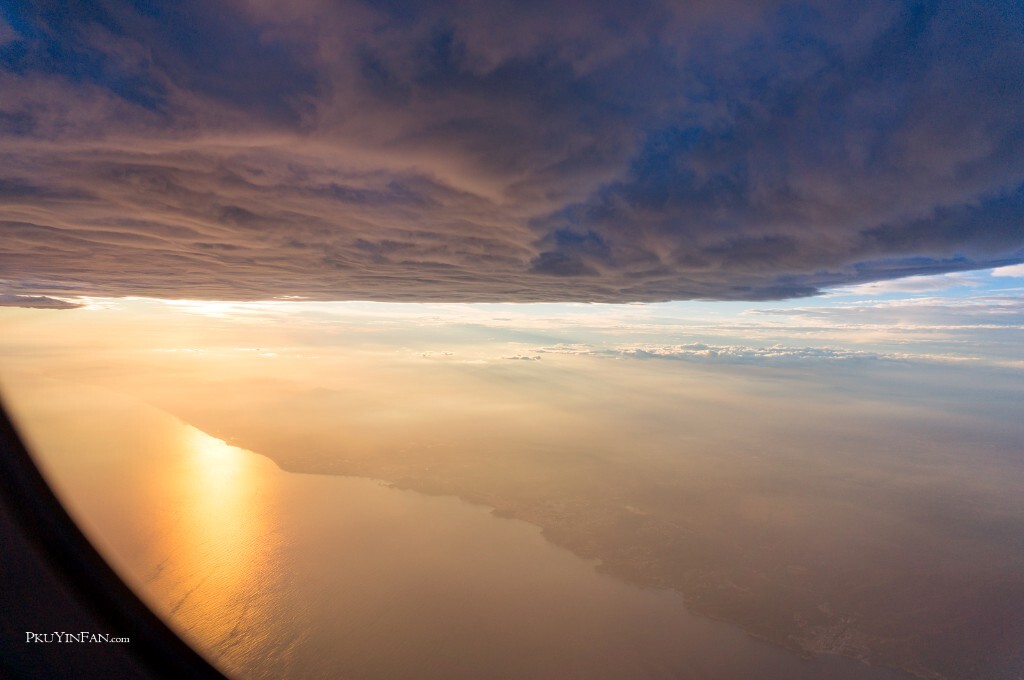 日落时分，飞机将在尼斯降落，虽然没有看到传说中的蔚蓝海岸，但黄金海岸似乎更美妙。