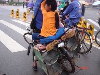 错觉我以为小孩是跪在自行车上