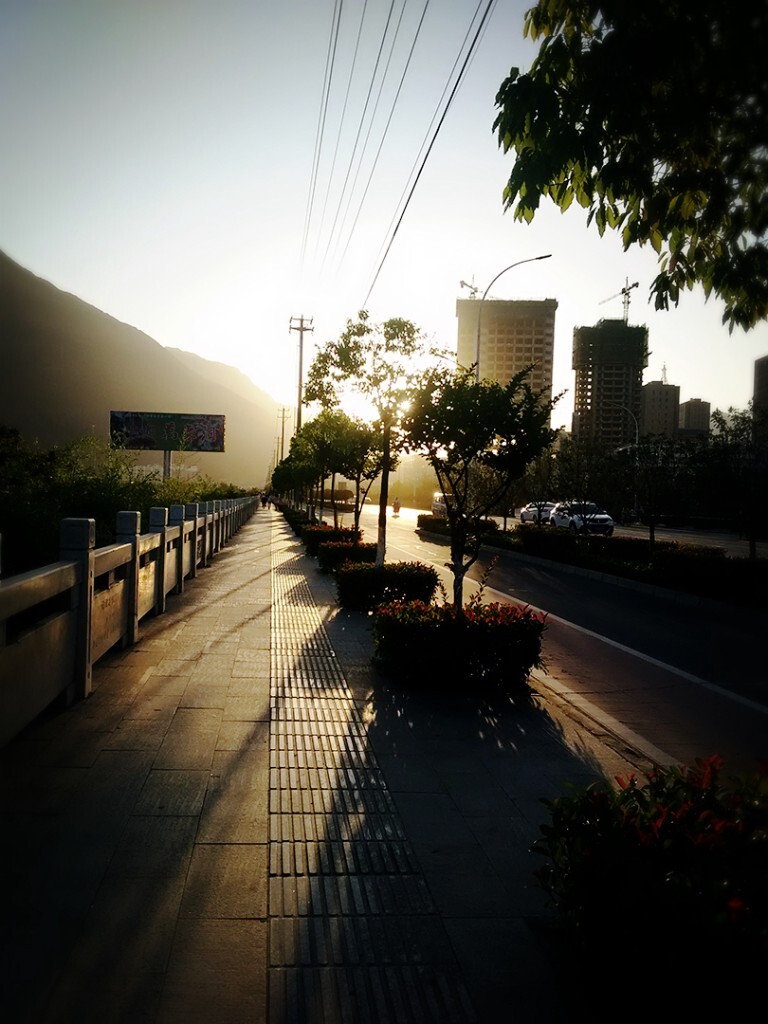 日落黄昏后的小街道