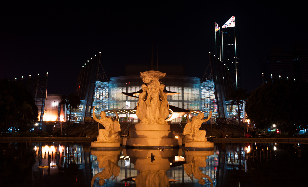 福州五一广场的喷泉雕塑,后面是福建大剧院.非常喜欢后面透出来的光.
