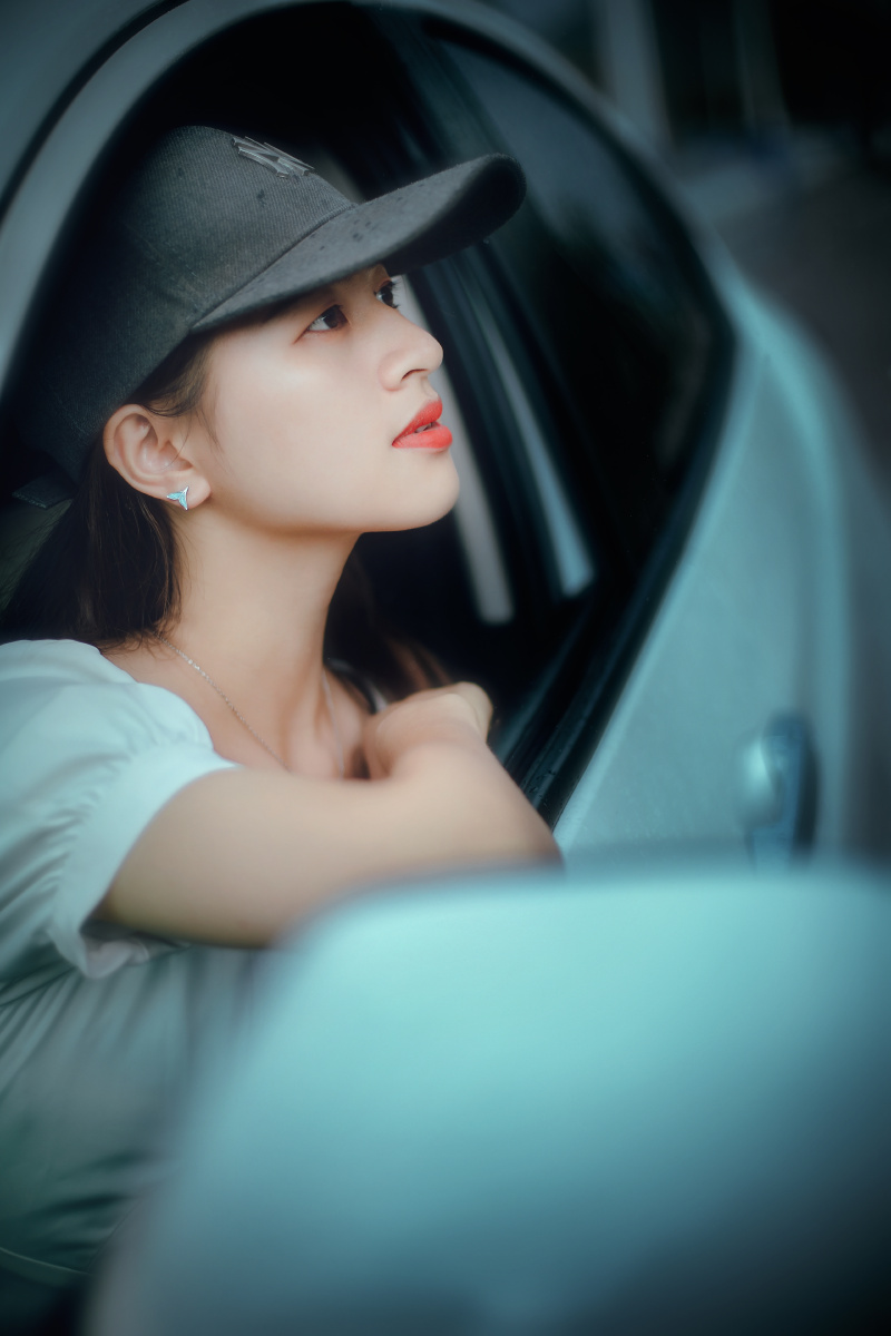 鸭舌帽女孩摄影后期雪化勒