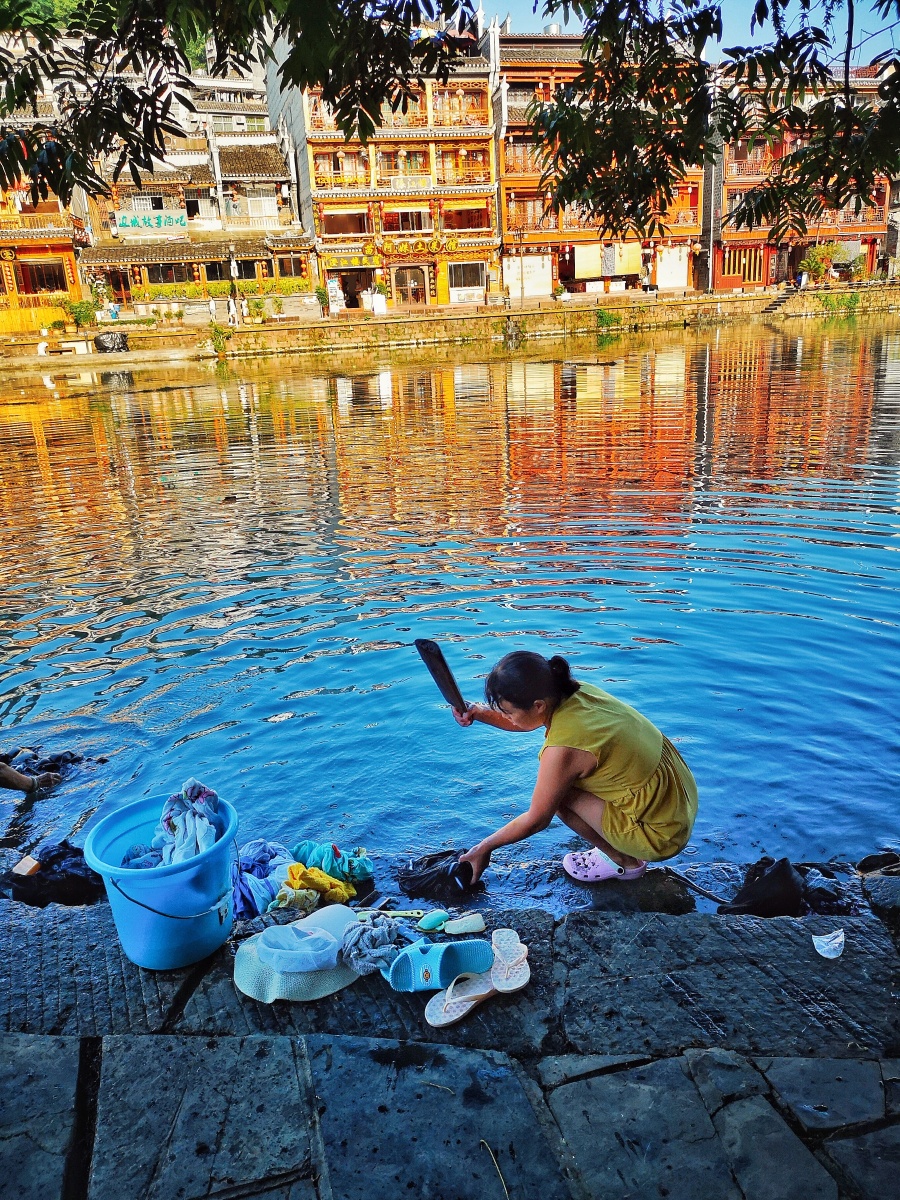 洗衣人凤凰古城里最原始的洗衣方法