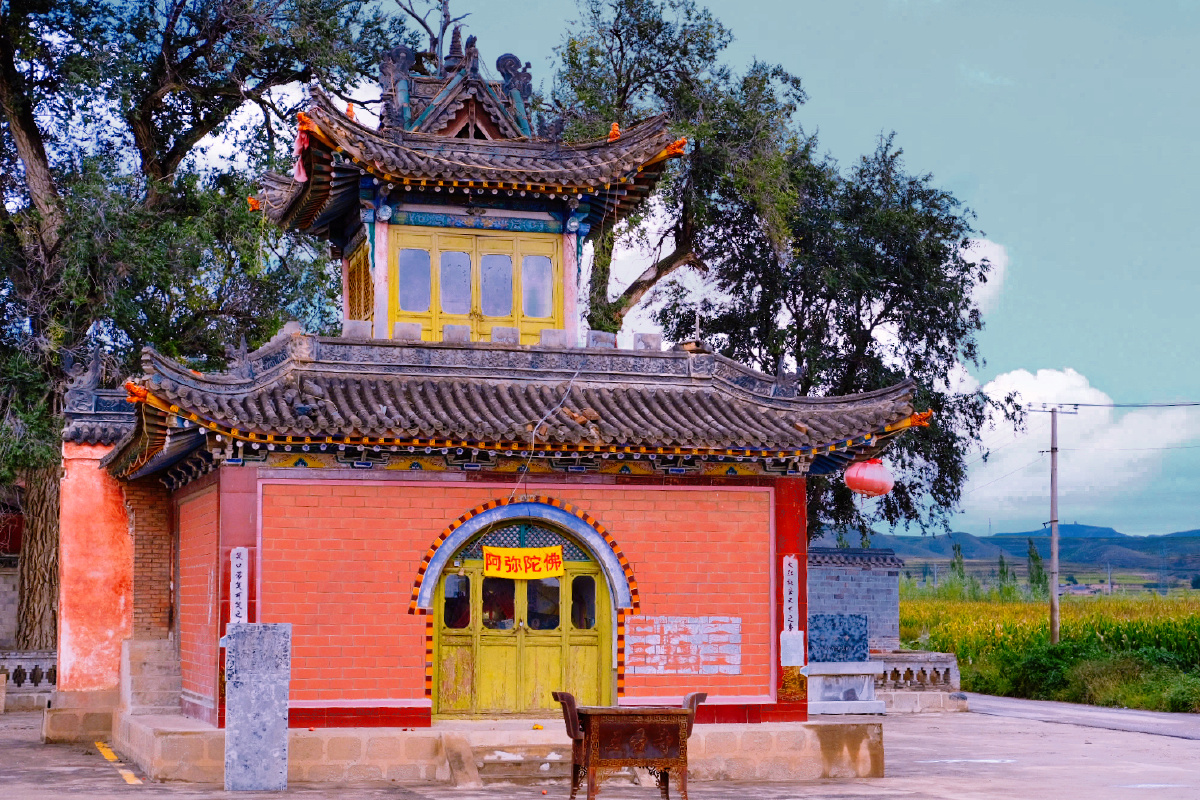 山西繁峙县砂河镇西沿口村北的三圣寺,旧称三皇庙,藏在一大片田地间