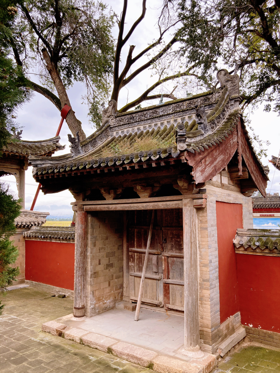 山西繁峙县砂河镇西沿口村北的三圣寺,旧称三皇庙,藏在一大片田地间