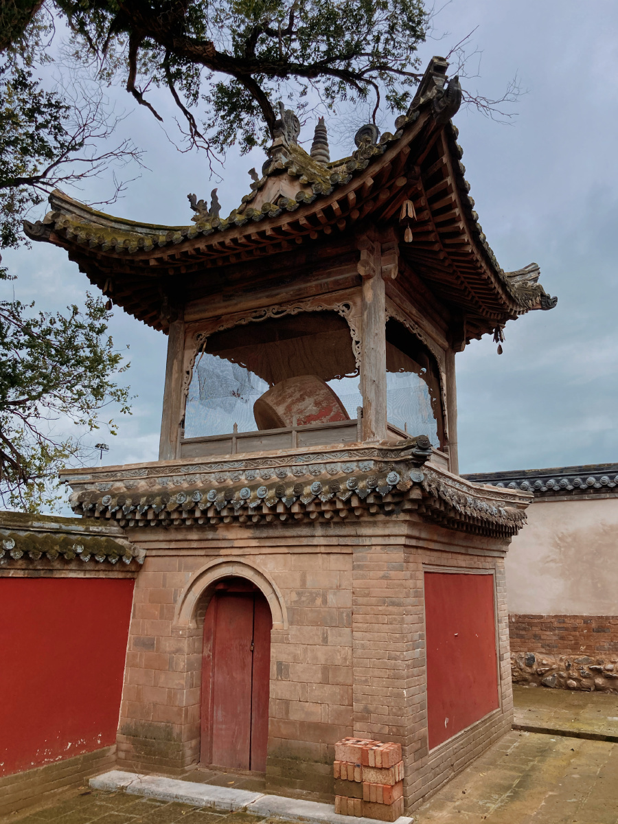 山西繁峙县砂河镇西沿口村北的三圣寺,旧称三皇庙,藏在一大片田地间