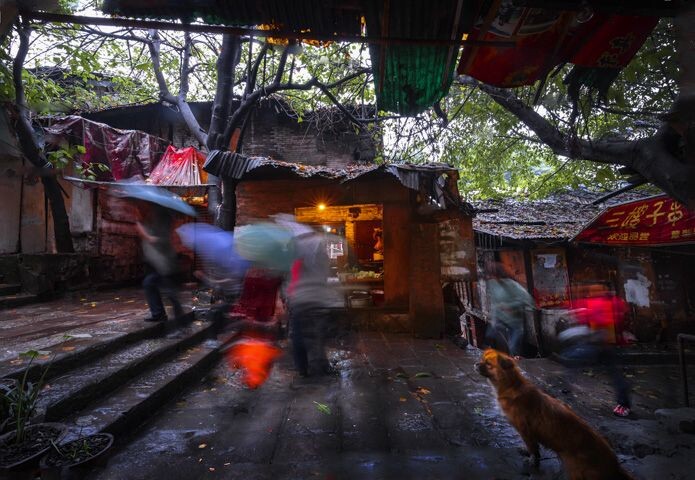 拍摄于重庆老街十八梯，雨后街上的行人匆匆而过！