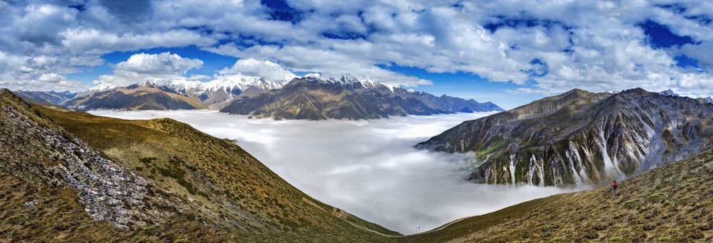 拍摄于四川贡嘎雪山，全景拍摄（28张接片），尼康D4S
