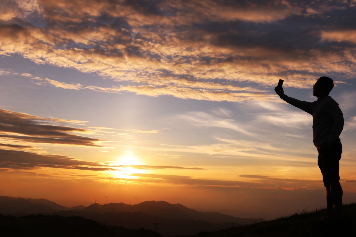 仰天湖的黄昏让人有一种与天空对话和思想交流的感觉飘