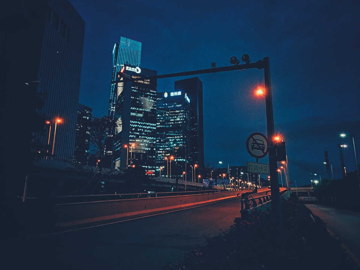港风色调深圳南山区前海妈湾附近的高楼大厦夜景