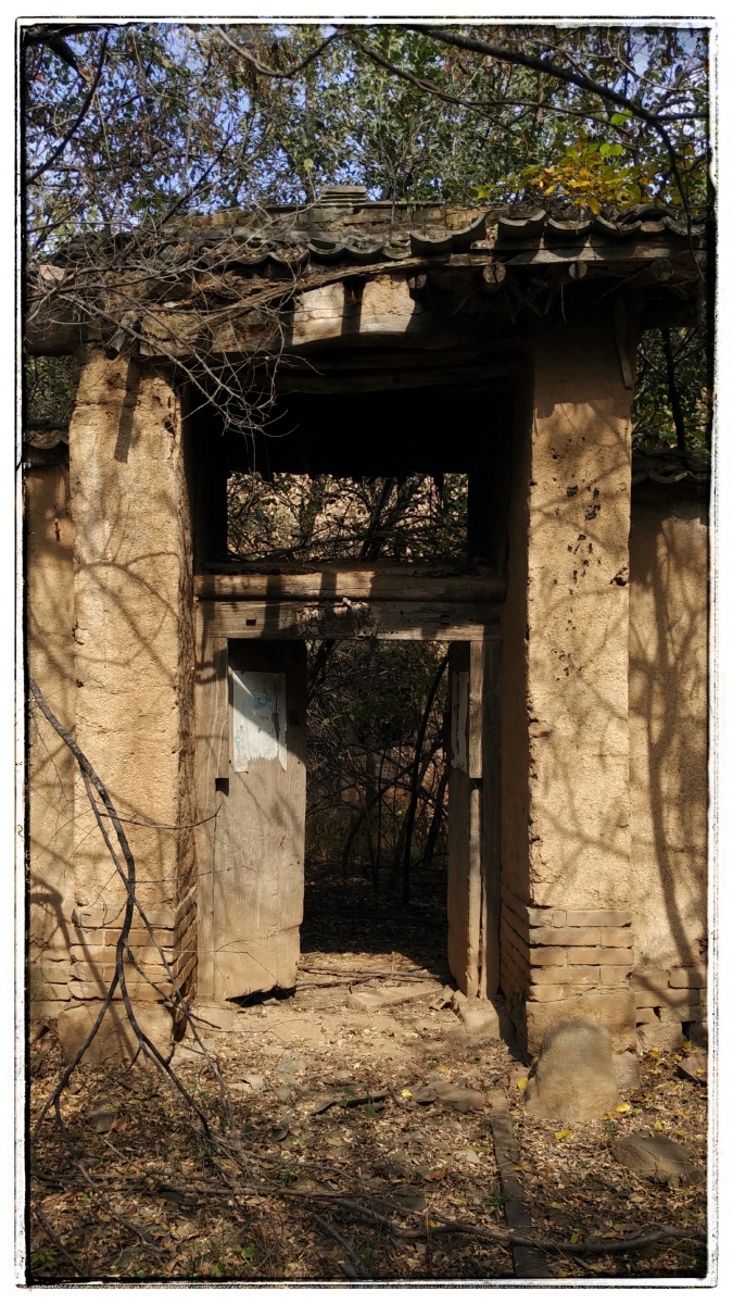 废弃的老宅门手机摄影