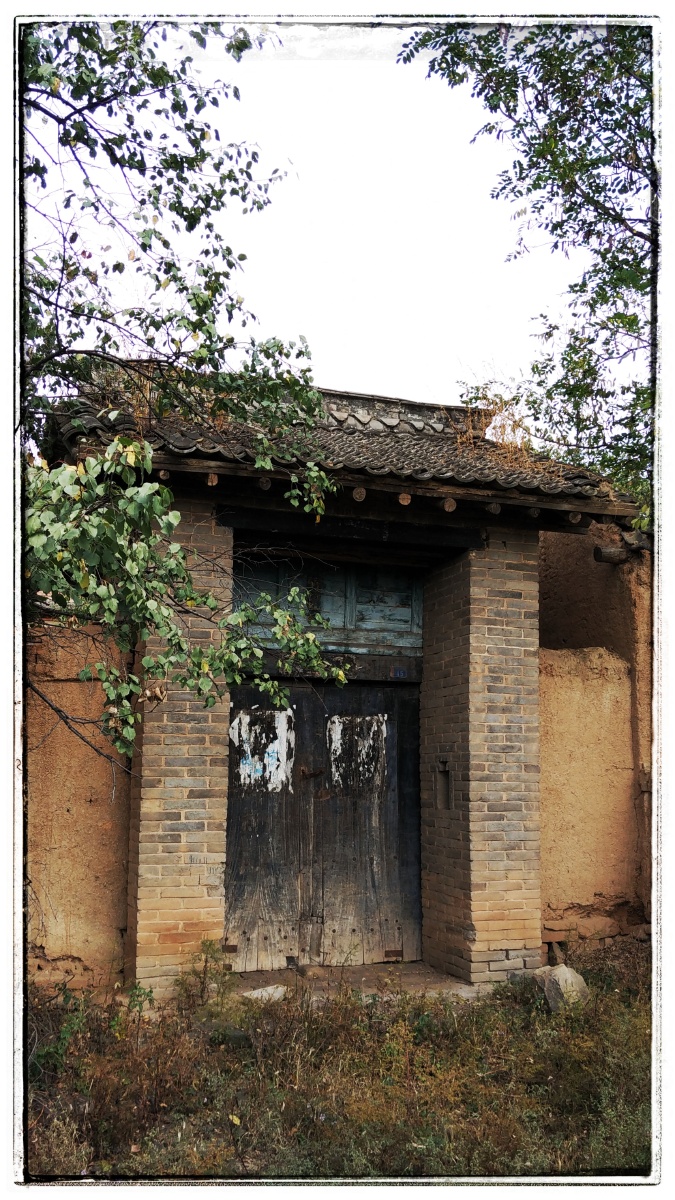 废弃的老宅门手机摄影