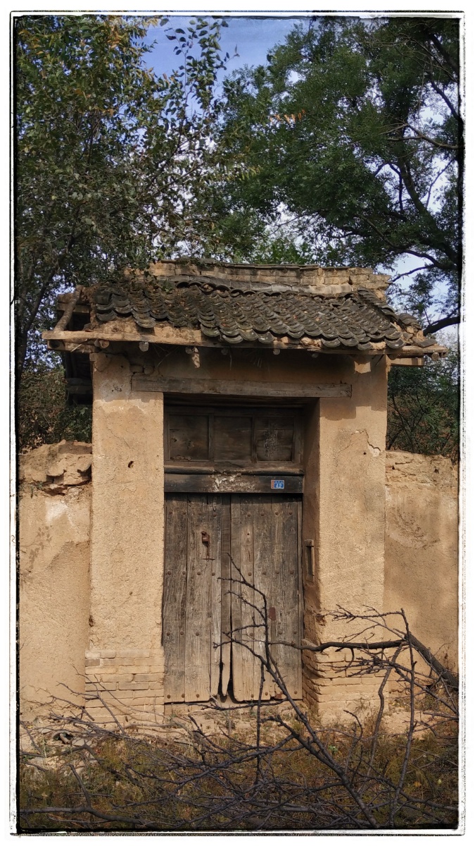 废弃的老宅门手机摄影