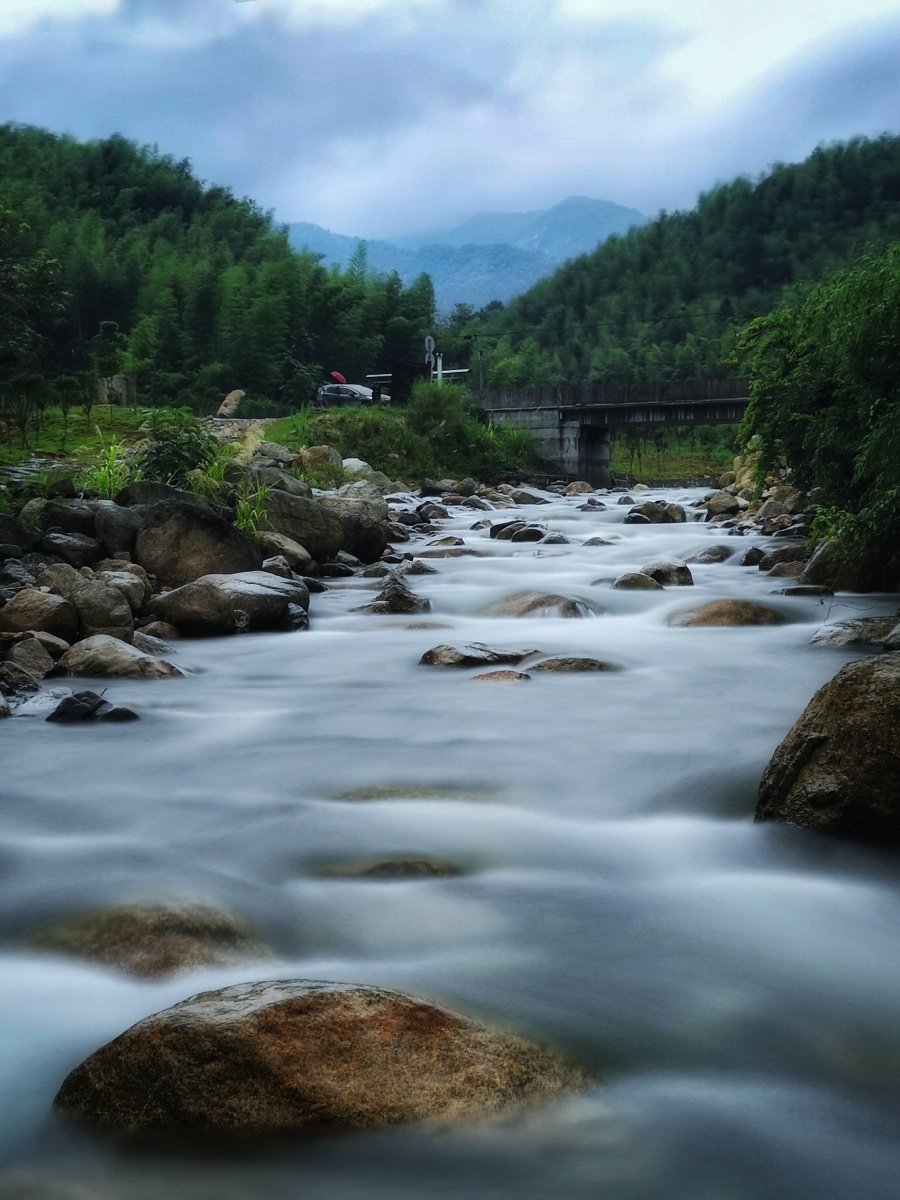 远看山有色近听水无声