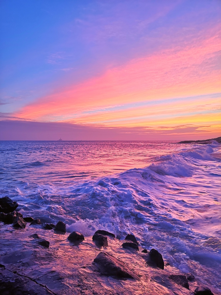 广东汕头南澳岛海滩,夕阳西下,潮涨潮落,光影光色变换莫测,美仑美涣.