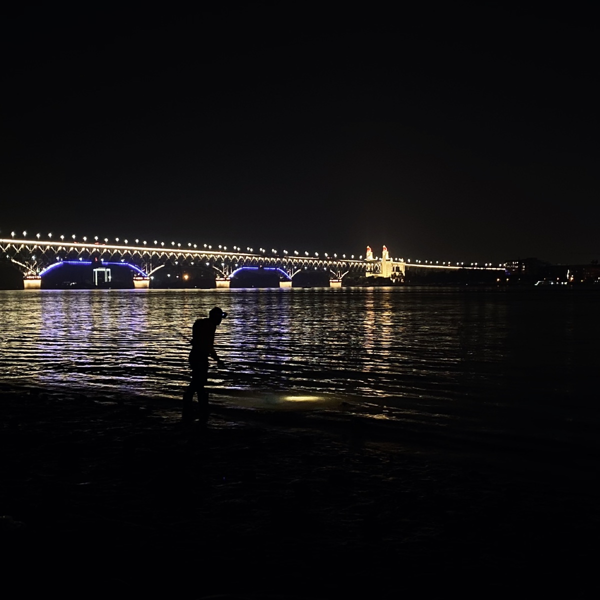 寻找夜晚江边遇到的男人 在探着江里的东西