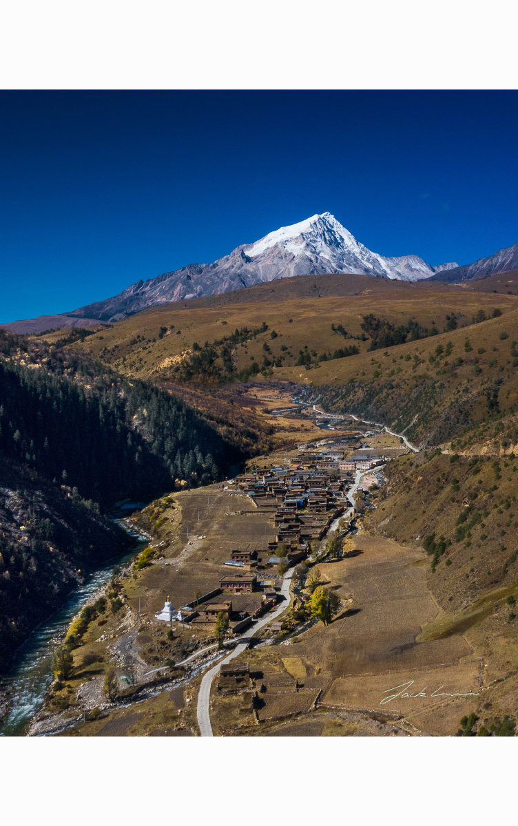 格聂雪山下的宁静村庄
