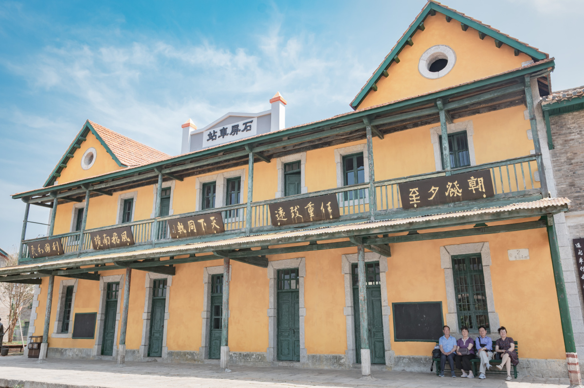 云南石屏火车站,复古的风格勾起儿时的记忆