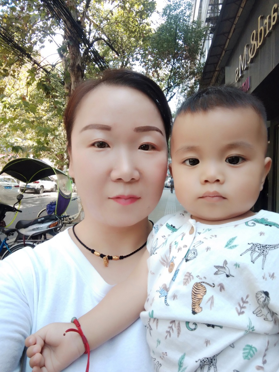 和可爱的外甥孙一起逛街