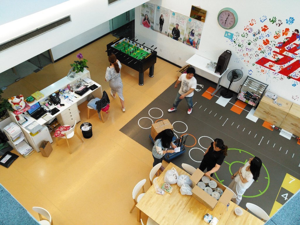 6.2 周四<br />
大V正迈着大步往门外走。