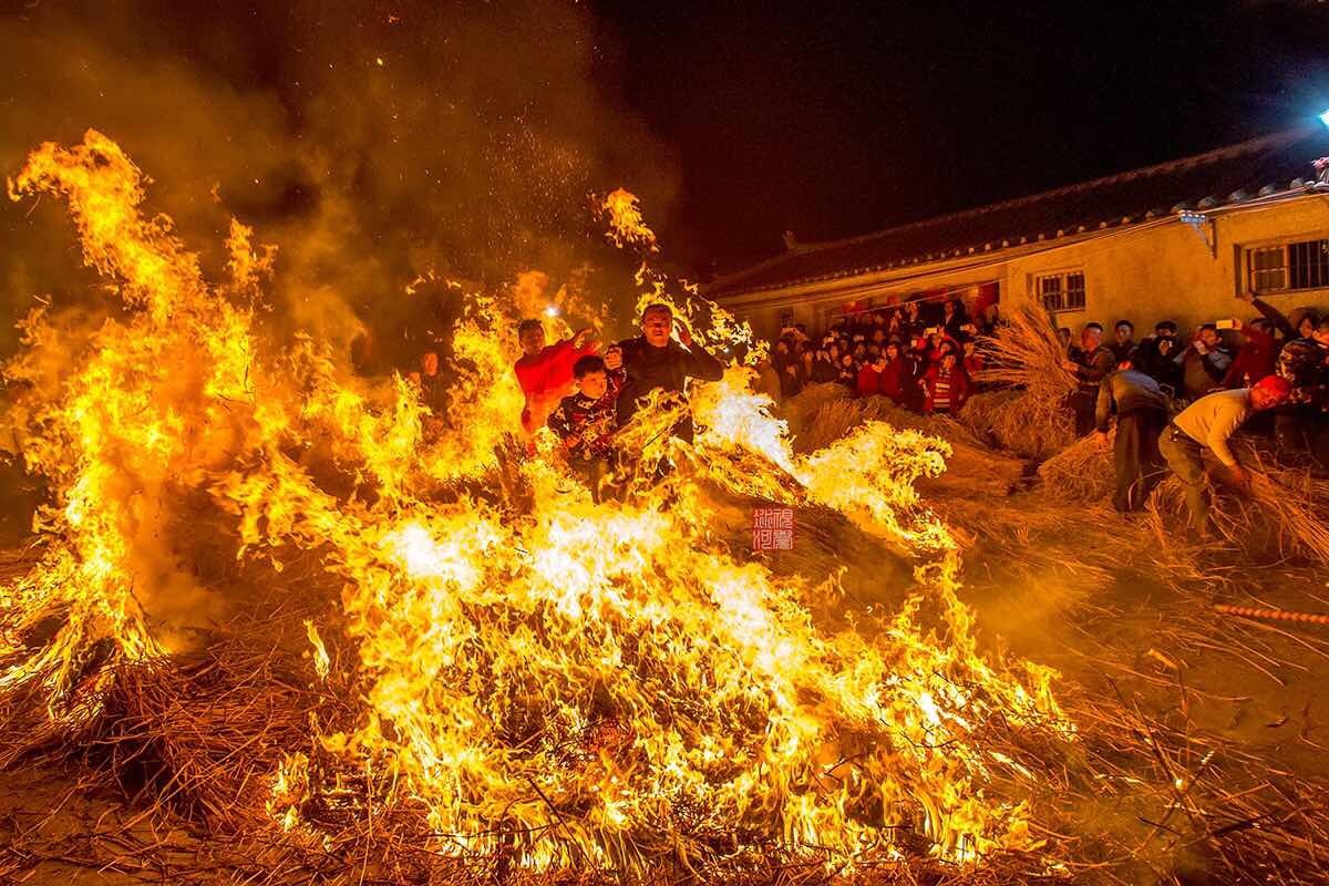 潮汕民俗之跳火堆