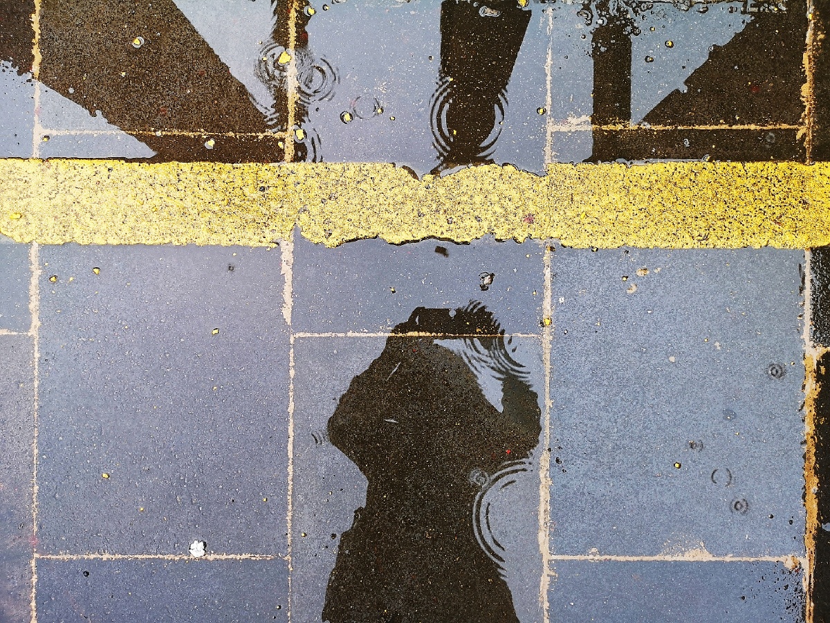 下雨天用手机记录下的倒影喜欢这个几何图形