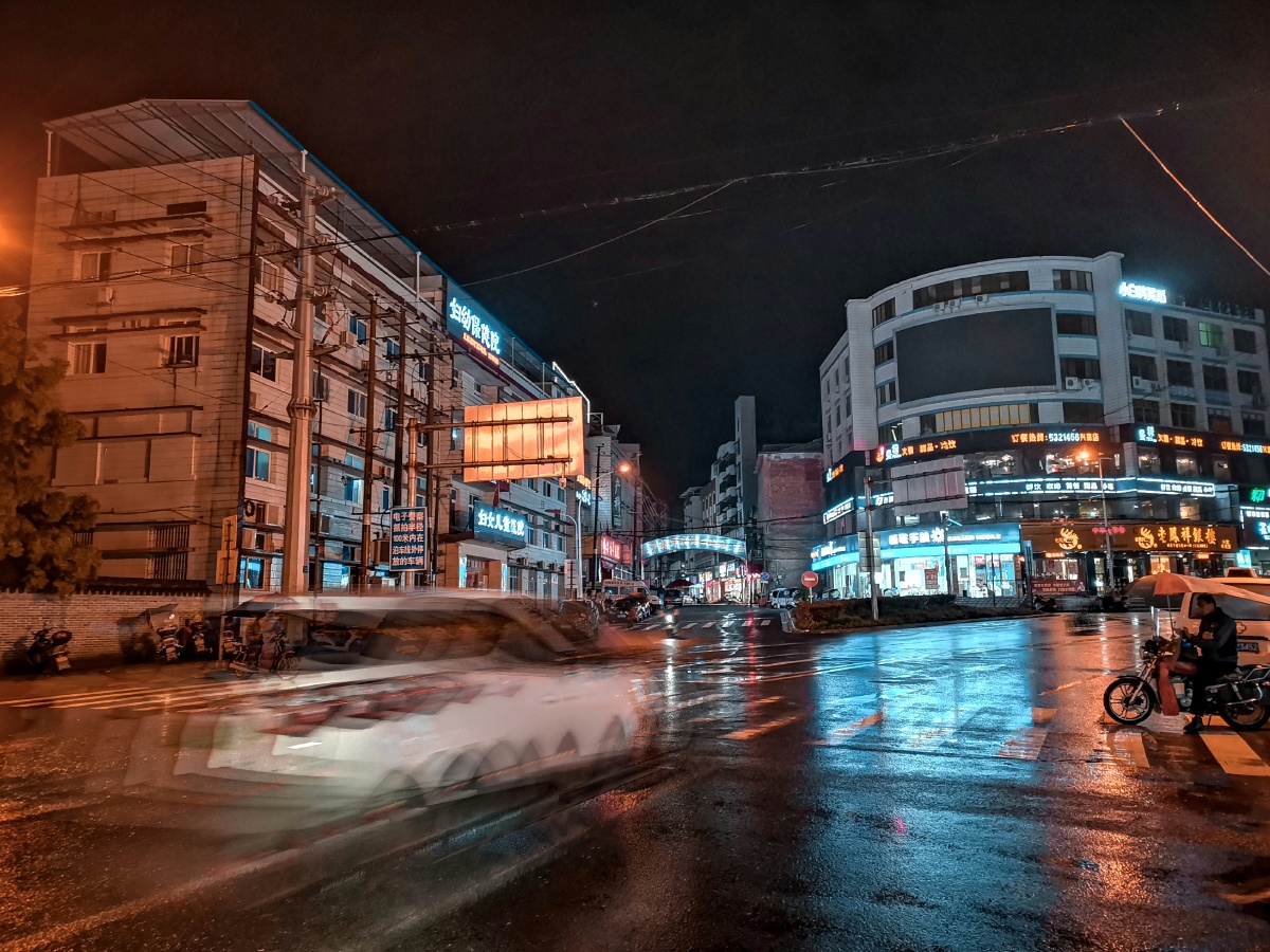 雨夜街道手机摄影后期归途夜拍所得
