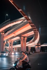 568924