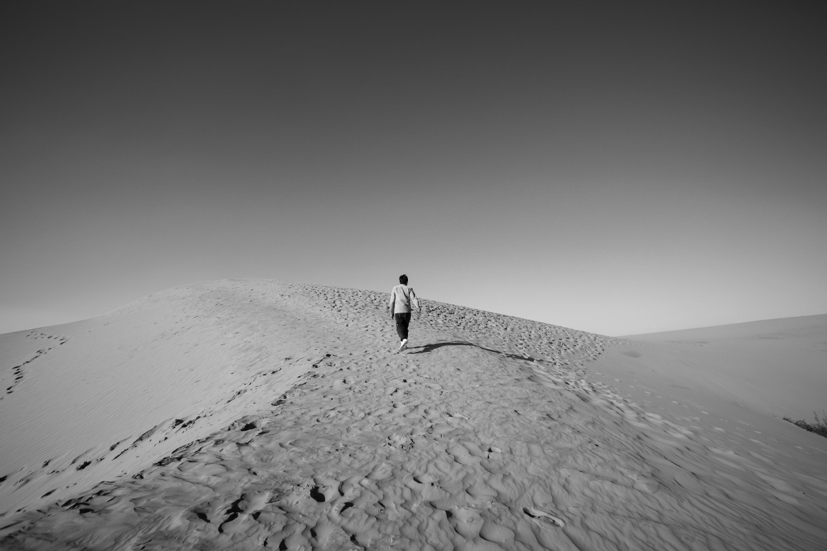 我朋友,大漠里的孤寂与渺小