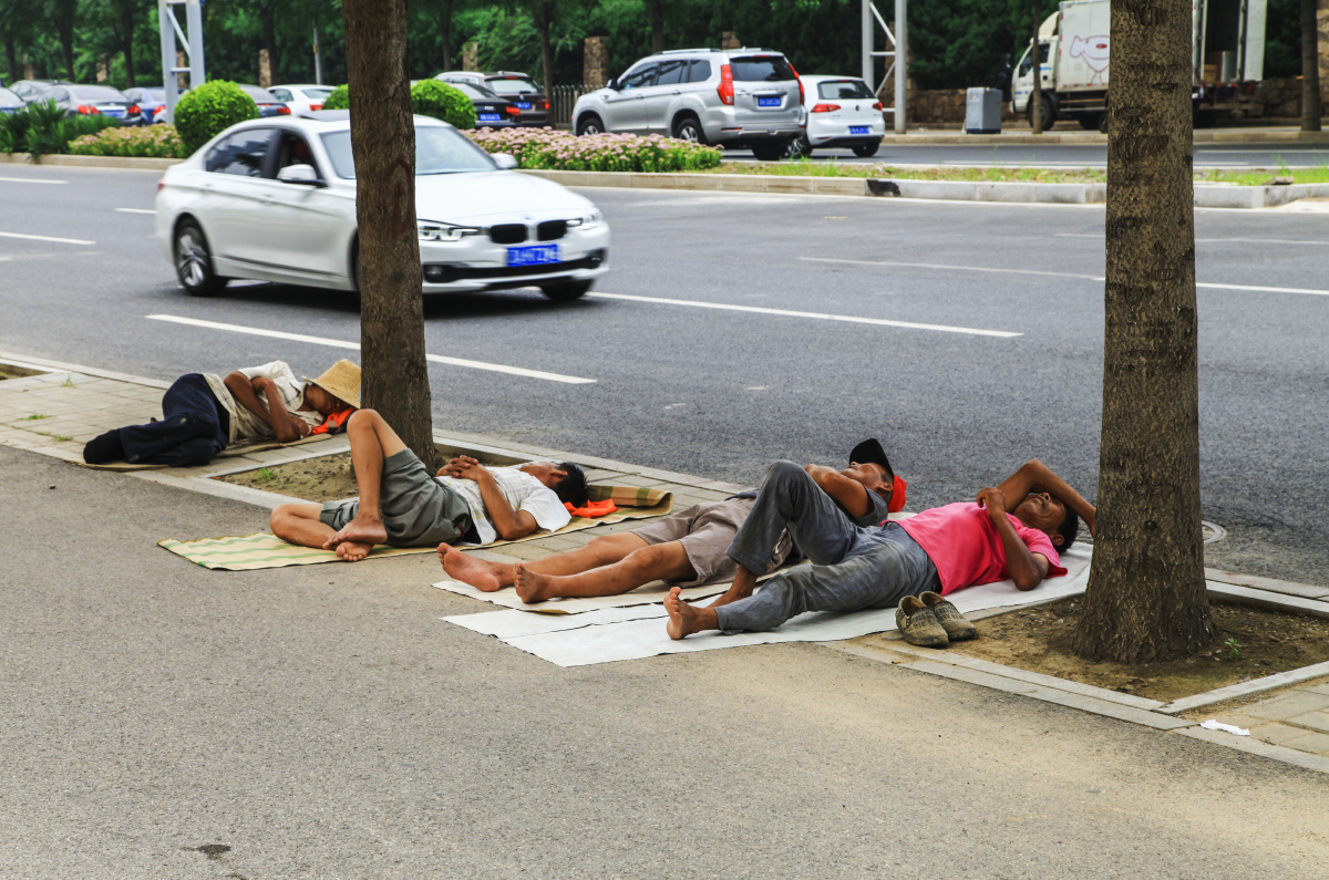 照片描述一伙忙碌了一上午的劳动者,席地而卧,就算是中午休息.