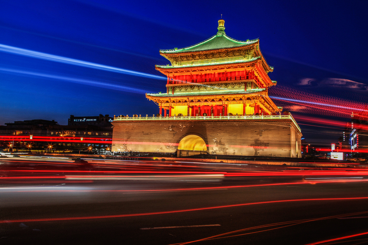 照片描述坐落于西安市东西南北四条大街交汇处的古建筑--钟楼,每当