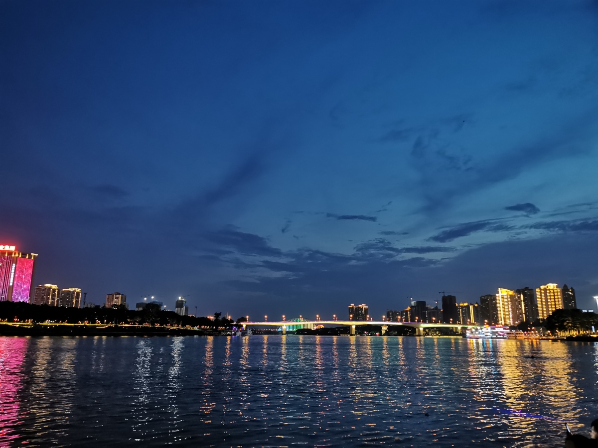 南宁邕江晚上美景 邕江,珠江流域西江支流郁江自西向东流经南宁市及