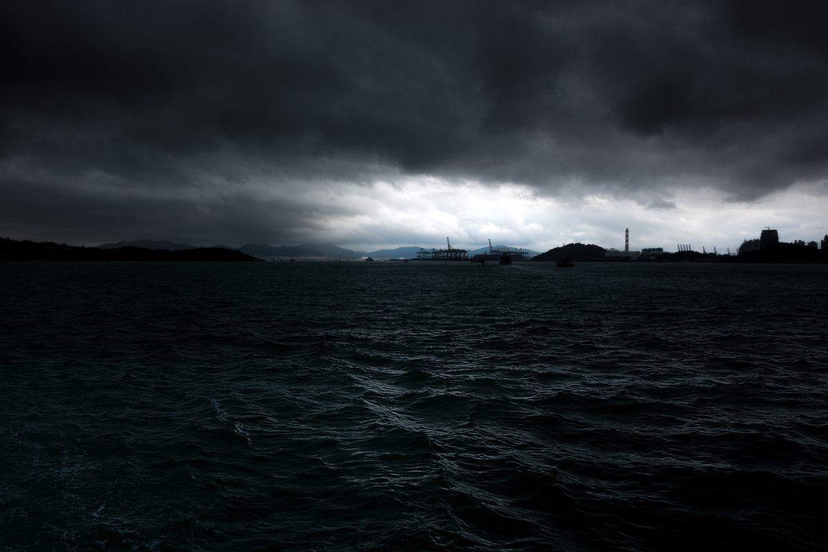 目击众神死亡的大海上乌云一片    远在远方的风比远方更远