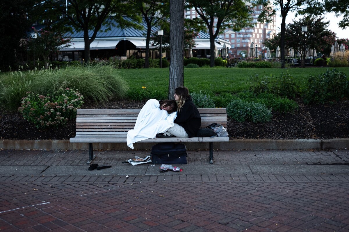 08/25/2019, 清晨在公园里依偎的流浪者<br />
Inner Harbor, Baltimore